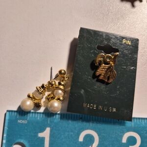 Elegant Gold and Pearl Leaf Brooch